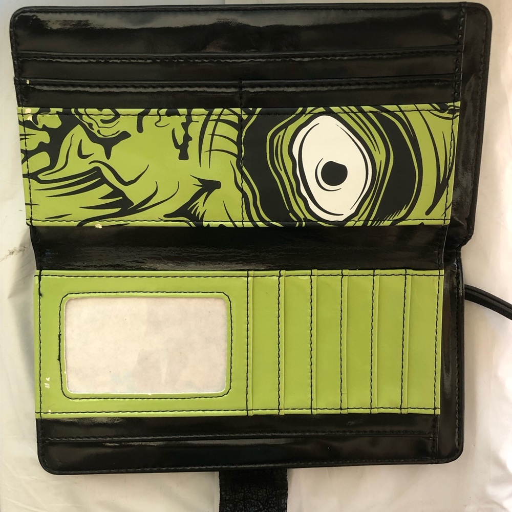 Iron Fist Green Zombie Stomper Wallet - Picture 5 of 12